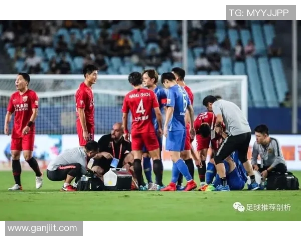 上港队与江苏苏宁激战正酣比分悬念不断球迷期待精彩瞬间